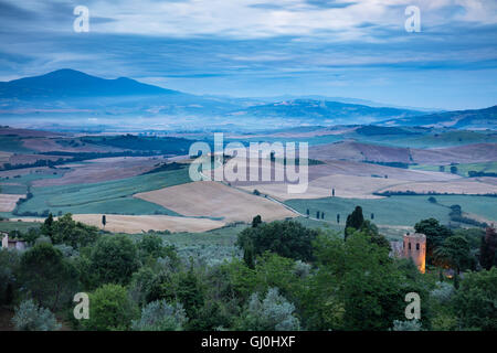 Monte Amiata & Val d ' Orcia aus Pienza bei Dämmerung, Toskana, Italien Stockfoto