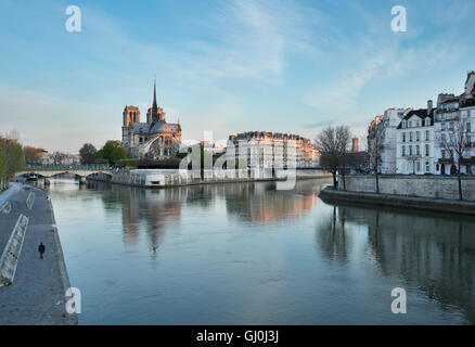 Dämmerung an der Cathedrale Notre-Dame und der Ile De La Cite bilden die Pont De La Tournelle über den Fluss Seine, Paris, Frankreich Stockfoto