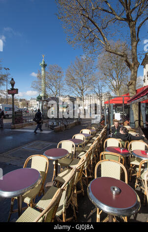 ein Café in der Place De La Bastille, Paris, Frankreich Stockfoto