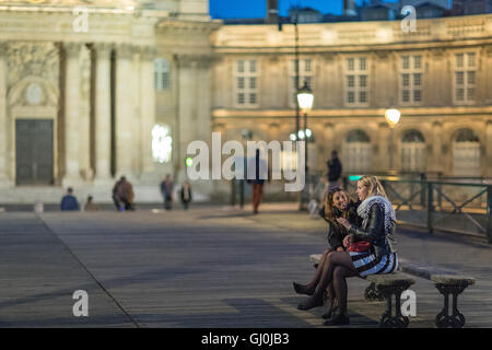 Frauen auf der Pont des Arts in der Abenddämmerung, Paris, Frankreich Stockfoto