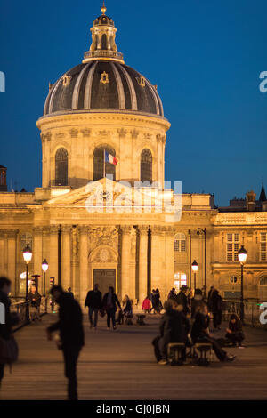 Menschen bei der Pont des Arts & des Institut de France in der Abenddämmerung, Paris, Frankreich Stockfoto