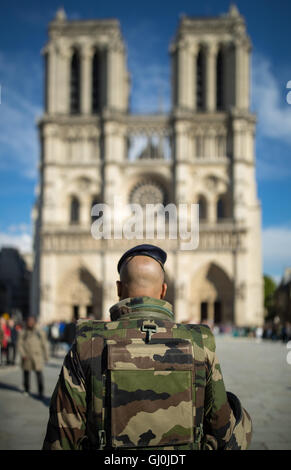 Soldaten-Patrouille vor der Kathedrale Notre Dame, Île De La Cité, Paris, Frankreich Stockfoto