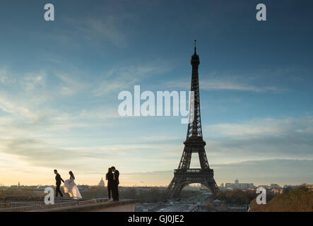 Hochzeitsfotografie in das Palais de Chaillot mit dem Eiffelturm als Kulisse, Paris, Frankreich Stockfoto
