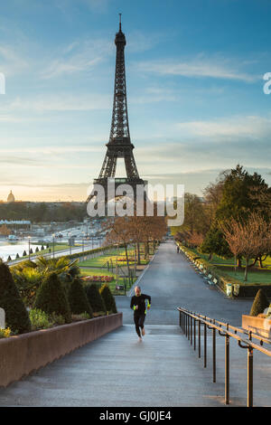 ein Jogger in den Jardins du Trocadéro mit dem Eiffelturm über Paris, Frankreich Stockfoto