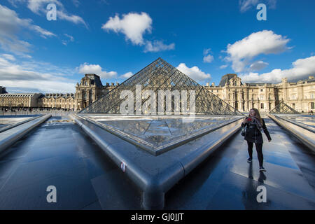 eine Frau an der Pyramide du Louvre, Paris, Frankreich Stockfoto