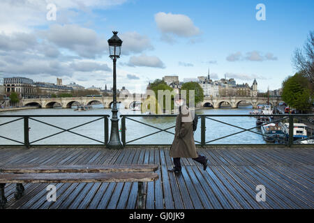 ein Mann auf der Pont des Arts, Paris, Frankreich Stockfoto