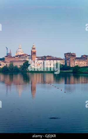 Palazzo Ducale spiegelt sich in Lago Mincio, Mantua (Mantova), Lombardei, Italien Stockfoto