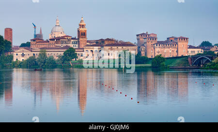 Palazzo Ducale spiegelt sich in Lago Mincio, Mantua (Mantova), Lombardei, Italien Stockfoto