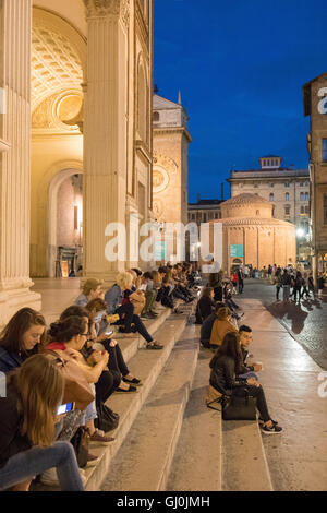 Piazza Andrea Mantegna in Mantua (Mantova) in der Nacht, Lombardei. Italien Stockfoto