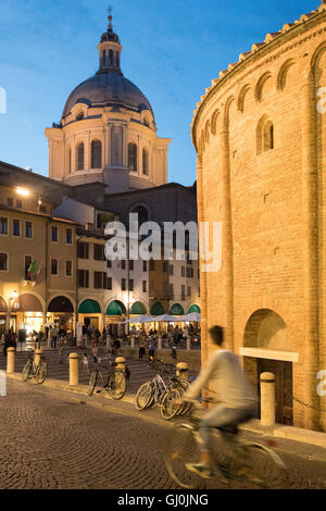 Radfahrer am Piazza Erbe, Rotonda di San Lorenzo & Basilika di Andrea Mantegna in Mantua (Mantova) in der Nacht, Lombardei. Italien Stockfoto