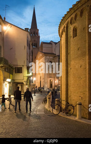 Piazza Erbe, Rotonda di San Lorenzo & Basilika di Andrea Mantegna in Mantua (Mantova) in der Nacht, Lombardei. Italien Stockfoto