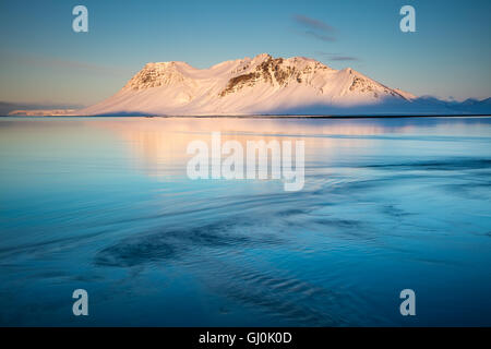 Bjarnarhafnarfjall spiegelt sich in Urthvalagjordur in der Abenddämmerung, Snaefellsness Halbinsel, Island Stockfoto