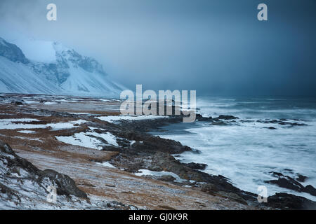 die Küste bei Eystrahorn an einem stürmischen Wintertag, Ost-Island Stockfoto