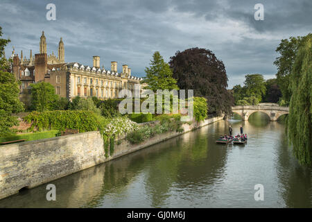 Börsenspekulanten auf dem Fluss Cam pass Clare College in Cambridge, England Stockfoto