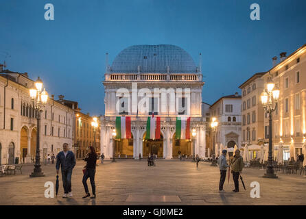 Piazza della Loggia bei Dämmerung, Brescia, Lombardei, Italien Stockfoto