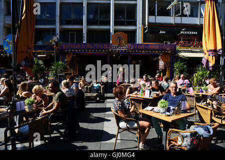 Einheimischen genießen einen sonnigen warmen Sommernachmittag in einem der Straßencafés und Bars in Rotterdam. Stockfoto