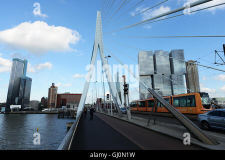 Eine Straßenbahn über die Erasmus-Brücke über die Maas mit Rotterdamer De Gebäude im Hintergrund. Stockfoto