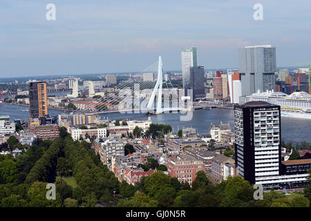 Rotterdam-Stadtansicht von oben auf den Euromast Aussichtsturm gesehen. Stockfoto