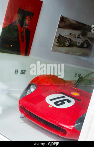 Ferrari Dino 206 SP Replica Fahrzeug in einen Showroom in Bicester Heritage Centre. Oxfordshire, England. Stockfoto