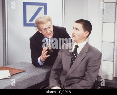HALLERVORDENS SPOTT-HIGH-LIGHTS DIETER HALLERVORDEN Im Sketch "Deutsche Bank" Mit CHRISTIAN HABEKOST. Stockfoto