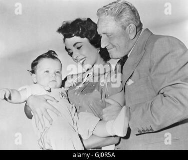 VATER DER FOTOARBEIT - De Entschluß Seiner Tochter Zu Jahrmarktssängerin Stellt Einen Amerikanischen Rechtsanwalt Vor Späterfolge Probleme Und Bereitet Ihm Viele Sorgen. Foto: Stanley T.Banks (SPENCER TRACY) Mit Tochter Kay (ELIZABETH TAYLOR) Und Baby. Regie: Vincente Minnelli aka. Vater der Braut Stockfoto