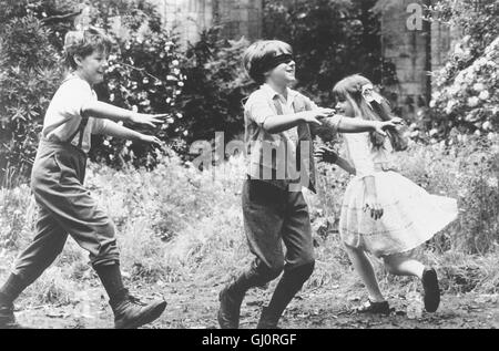 DER GEHEIME GARTEN - Dickon (ANDREW KNOTT), Colin (HEYDON PROWSE) Und Mary (KATE MABERLY) Spielen Fröhlich Im Geheimen Garten. Regie: Agnieszka Holland aka. Der geheime Garten Stockfoto