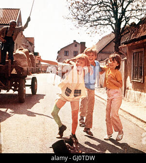 PIPPI LANGSTRUMPF-Szene: Pippi Langstrumpf (INGER NILSSON) Und Ihre Freunde Tommy (PÄR SUNDBERG) Und Annika (MARIA PERSSON). Regie: Olle Hellbom Stockfoto