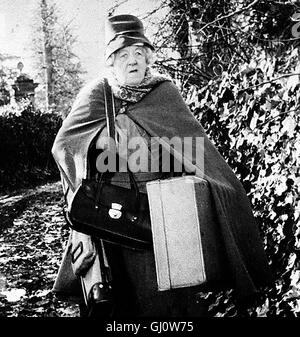 DER WACHSBLUMENSTRAUSS Der Wachsblumenstrauß Mord im Galopp GB1963 - George Pollock Miss Marple (MARGARET RUTHERFORD) Sammelt Spenden Für Eine Organisation Zur Betreuung Bekehrter Verbrecher. Dabei Macht Sie die Bekanntschaft Eines Vermögenden Einzelgängers Und Sonderlings, der riment Verstirbt. Miss Marple Schöpft Verdacht Und Stellt Dem Mörder Eine Falle, Umm ihn-Zu Überführen Und Seiner Gerechten Strafe Zuzuführen. Doch Auch Sich Selbst Bringt Sie Dabei in Gefahr... Regie: George Pollock aka. Mord im Galopp Stockfoto