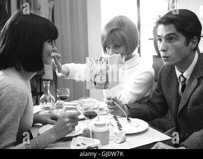 MASCULIN - FEMININ ODER: Sterben KINDER VON MARX UND COCA COLA Frankreich 1965 - Jean-Luc Godard Paris Im Winter 1965. Der Film Erforscht die Probleme Einer Generation der Zwanzigjährigen, der Sprichwörtlichen Kinder von Marx Und Coca Cola. Szene: Paul (JEAN-PIERRE LEAUD, Re) Verbringt Viel Zeit Mit Seiner Attraktiven Freundin Madeleine (CHANTAL GOYA, li) Und Mitbewohnerin Elisabeth (MARLENE JOBERT). Regie: Jean-Luc Godard aka. Masculin - Feminin Stockfoto