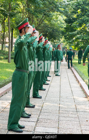 Vietnamesische Soldaten salutieren auf der Parade, Hanoi Stockfoto