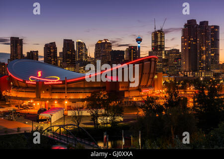 Nachtansicht des Saddledome Stadion und Stadt Skyline, Calgary, Alberta, Kanada Stockfoto