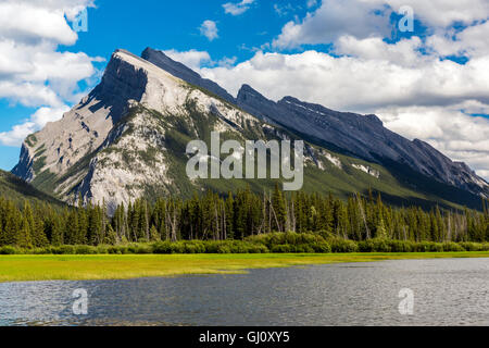 Mount Rundle und Vermilion Seen, Banff Nationalpark, Alberta, Kanada Stockfoto