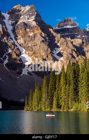 Kanufahrer in Moraine Lake, Banff Nationalpark, Alberta, Kanada Stockfoto
