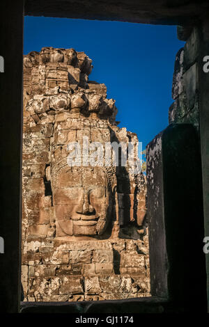 Riesige steinerne Gesicht Skulptur in der Bayon-Tempel in Angkor-Tempel-Komplex in der Nähe von Siem Reap, Kambodscha Stockfoto