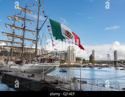 Mexikanische Flagge schwimmt auf der Schule Segelboot, das Cuauhtémoc auf Penfeld während der Brest International Maritime Festival 2016 vertäut. Stockfoto