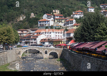 Alte Steinbrücke in Prizren über Fluss Bistrica Stockfoto