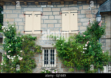 Fensterläden auf einem Haus in Frankreich Stockfoto