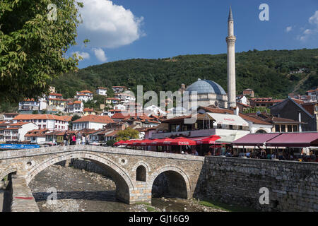 Alte Steinbrücke in Prizren über Fluss Bistrica Stockfoto