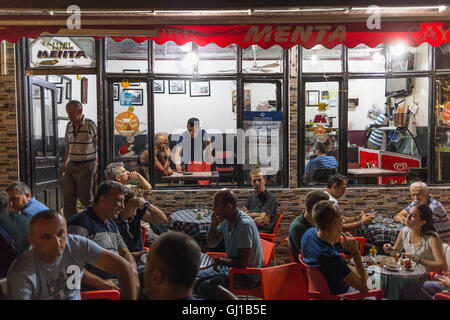 Bar In Prizren in der Nacht Stockfoto