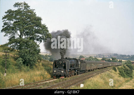 Polnische staatliche Eisenbahn Klasse Pt 47 2-8-2 Nr. 112 macht einen energischen Angriff auf den Aufstieg in Richtung Glatz mit einer Express von Kattowitz Stockfoto