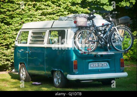 Volkswagen Wohnmobil auf einem Campingplatz in Frankreich Stockfoto