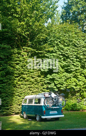 Volkswagen Wohnmobil auf einem Campingplatz in Frankreich Stockfoto