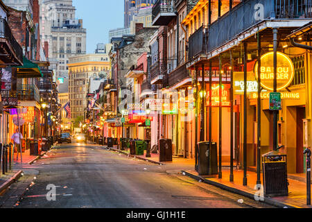 Bourbon Street in den frühen Morgenstunden. Die renommierte Nachtleben Ziel befindet sich im Herzen des französischen Viertels. Stockfoto