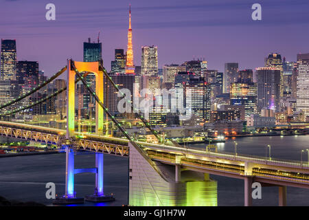 Tokyo, Japan Stadtbild bei Rainbow Bridge und Tokyo Tower. Stockfoto