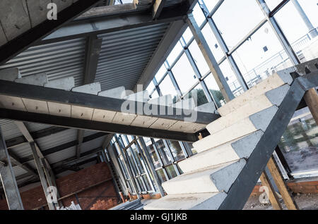 Generische Industriegebäude befindet sich im Aufbau. Inneren Fragment mit unfertigen Beton Treppe, Foto mit selektiven foc Stockfoto