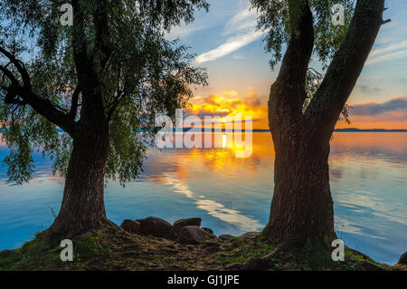 Sonnenaufgang über dem See Stockfoto