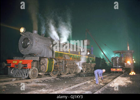 Nimmt man von Indian Railway massive WT Klasse 2-8-4Ts Kohle durch mobile Dampf-Kran bei Bandel vor der Arbeit einer schnelle Beendigung tra Stockfoto