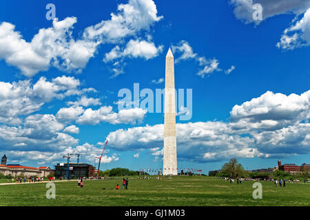 Tagsüber schön und bewölkt wurde das Denkmal des amerikanischen Präsidenten George Washington abgebildet. Menschen und Touristen genießen Sie einen tollen Tag. Stockfoto