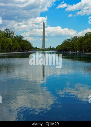 Denkmal des ersten amerikanischen Präsidenten George Washington in der Hauptstadt der Vereinigten Staaten, Washington D.C. Die Statue ist aus Marmor und Granit gefertigt. Stockfoto