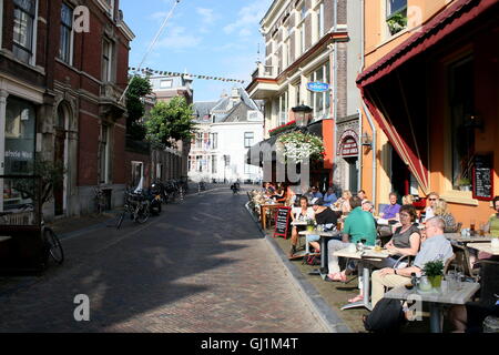 Alte und junge Leute sitzen auf der Terrasse (De Drie Vrienden) am Mi Straße, zentrale Utrecht, Niederlande Stockfoto
